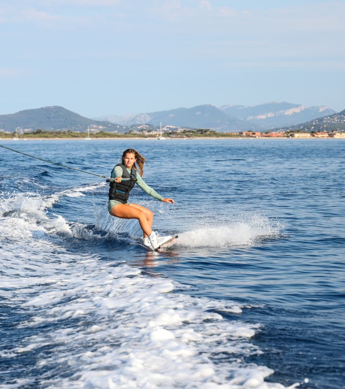 Wakeboarder en action sur les eaux turquoise face à la presqu'île de Giens et l'île de Porquerolles