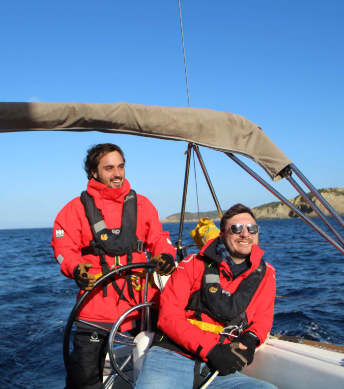 Stagiaires en formation manœuvrant les voiles d'un voilier de croisière en Provence lors du stage CQP