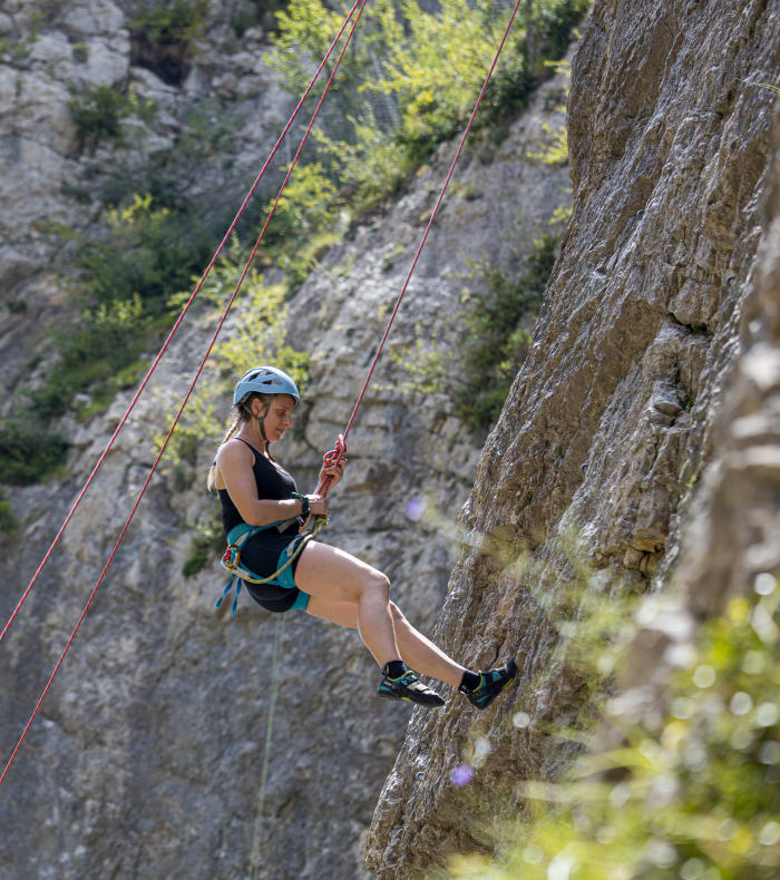 Grimpeur en escalade sur falaise rocheuse d'Orpierre avec équipement de sécurité et cordes