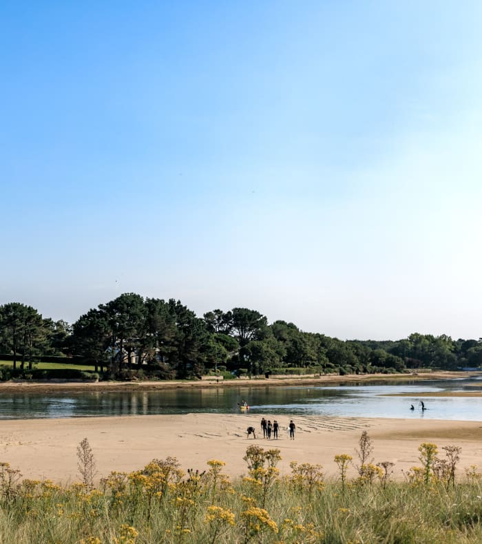 Plage de Bénodet avec voiliers et archipel des Glénan, destination classe de mer nautique en Bretagne