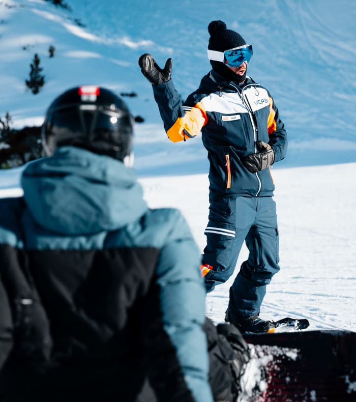 Snowboardeur en action sur piste enneigée à Val d'Isère avec équipement complet et lunettes de ski