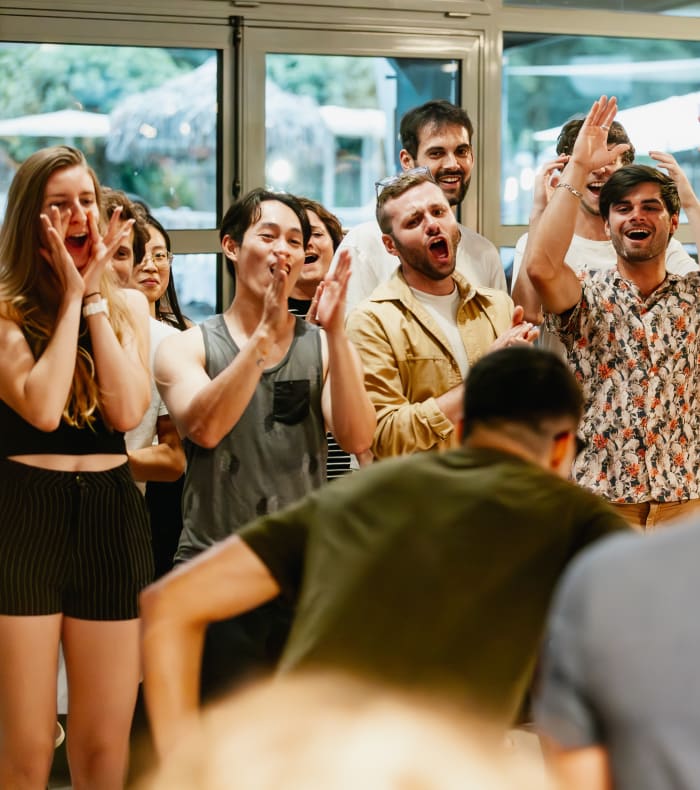 jeunes s'amusant au karaoké