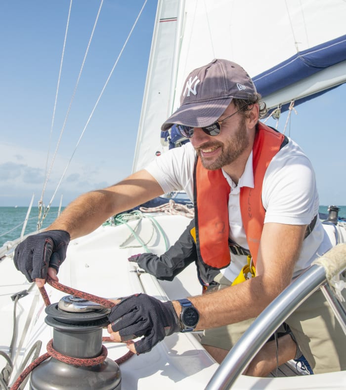Phare sur îlot rocheux en Bretagne, côte d'Émeraude, destination pour stage voile niveau 3, 9 jours