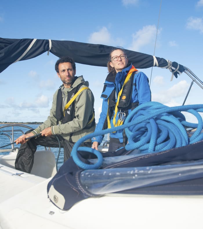 Phare sur îlot rocheux de la Côte d'Émeraude, destination croisière voilier Saint-Malo et îles Anglo-Normandes
