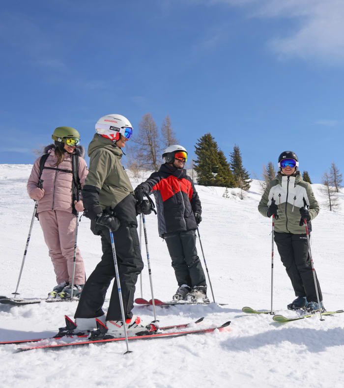 Groupe de skieurs en cours de formation sur les pistes enneigées de Chamonix avec remontées mécaniques