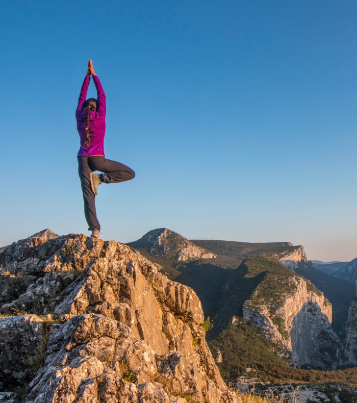 Massif du Vercors avec falaises calcaires dorées encadré par la végétation verte lors d'une randonnée