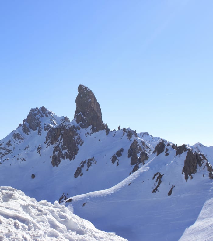 Sommets enneigés du Beaufortain au coucher de soleil face au Mont-Blanc pour randonnée raquettes hivernal