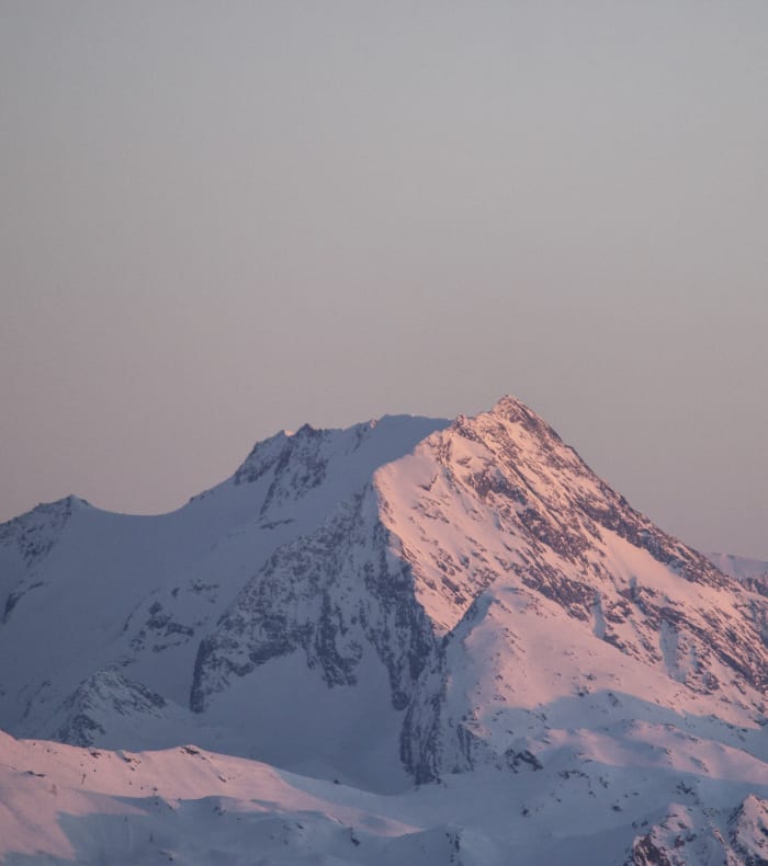 Sommets enneigés du Beaufortain au coucher de soleil face au Mont-Blanc pour randonnée raquettes hivernal