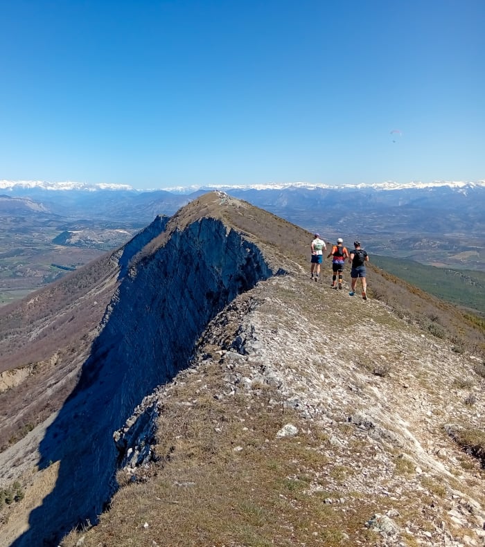 Groupe de trailers en montagne sur les falaises calcaires des Baronnies provençales avec vue panoramique sur la vallée