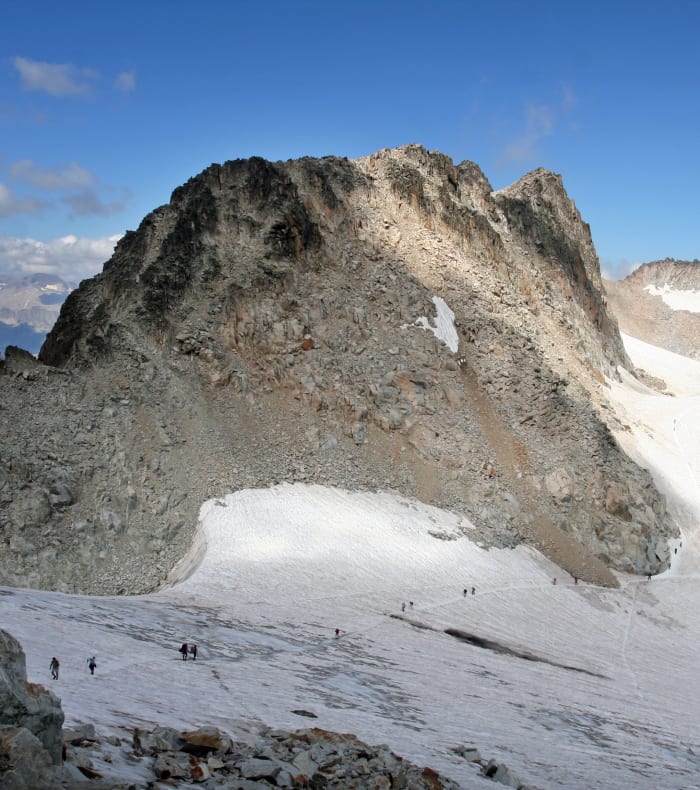 Pic d'Aneto avec ses crêtes granitiques, glacier et alpinistes en ascension dans les Pyrénées