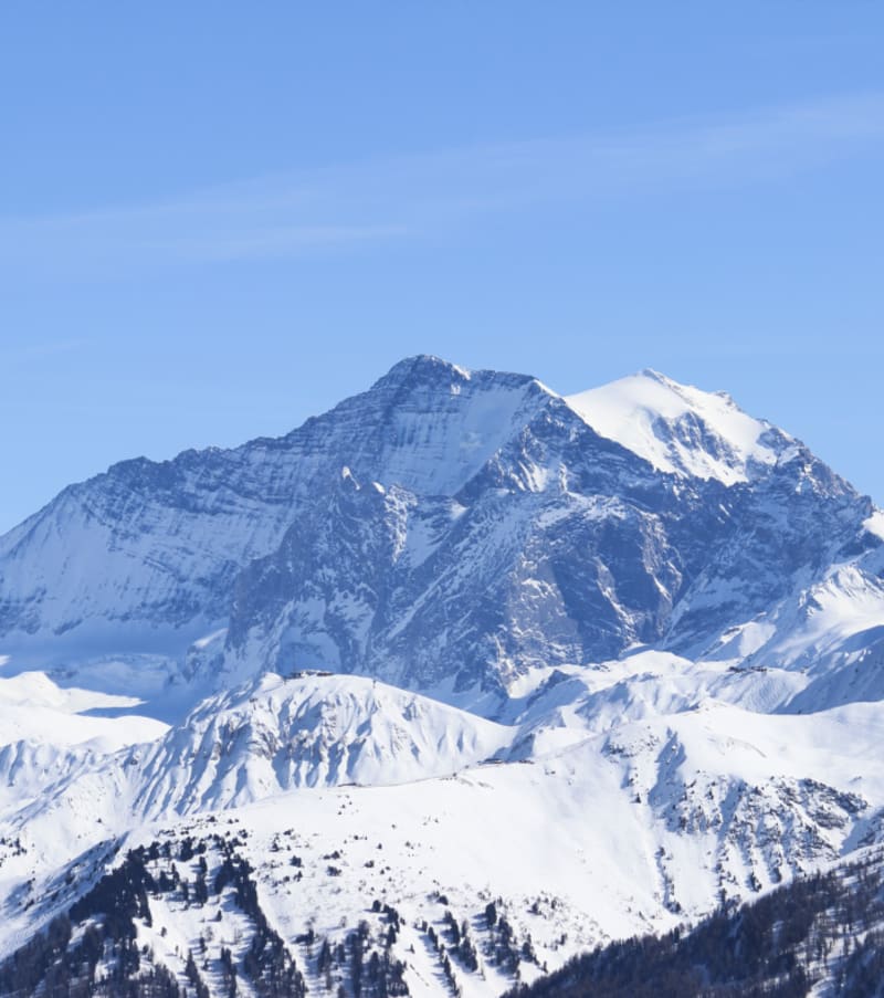 Sommets enneigés du Beaufortain au coucher de soleil face au Mont-Blanc pour randonnée raquettes hivernal