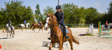 https://media.ucpa.com/image/upload/w_360,h_160,c_lfill,g_faces:auto/UCPA-ODYSSEE/France/00090998-chesnoy-mineurs-equitation.jpg