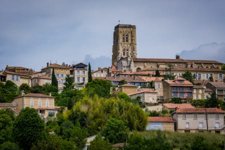 Vue sur la Cathédrale et le village de Lectoure dans le Gers
