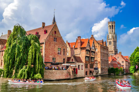 Bruges, Belgique - Rozenhoedkaai et le Beffroi