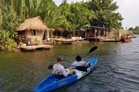 Balade en kayak le long d'un village flottant au Cambodge