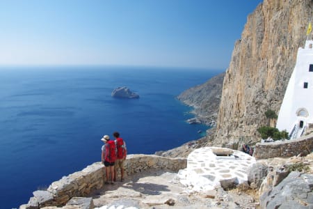 Deux randonneurs contemplent l'immensité de la mer sur les hauteurs de l'île d'Amorgos