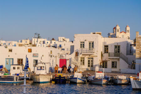 Maisons blanches et bateaux à Paros, Grèce