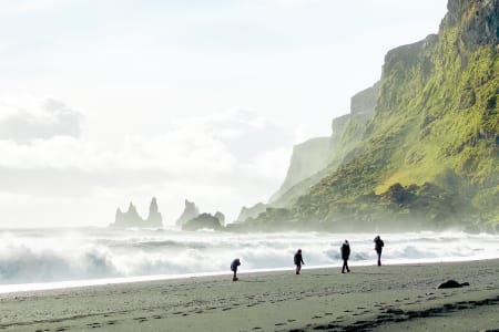 famille bord de Plage et falaises de Vik, Islande