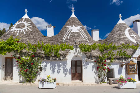 Trois trullis, maisons traditionnelles d'Alberobello, Italie