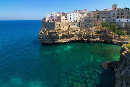 Vue panoramique de Polignano a Mare, un village pittoresque en Italie, perché sur des falaises rocheuses et entouré par les eaux cristallines de la mer Adriatique