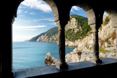 Vue sur la mer depuis les colonnes de l'église St. Peter dans le village de Porto Venere, Italie