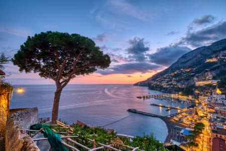 Vue d'Amalfi après le coucher du soleil, Côte Amalfitaine, Italie