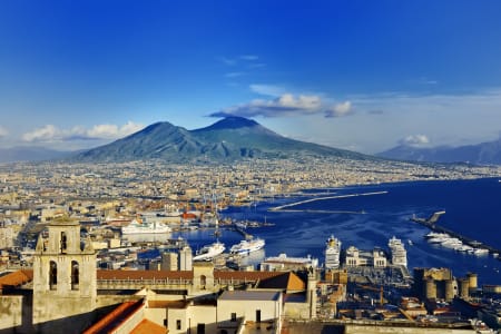 Panorama sur la ville de Naples bordée par la Méditerranée avec le Vésuve en arrière-plan