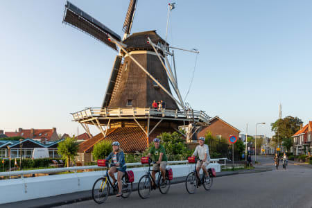 Cyclistes devant le Moulin de Adriaan à Haarlem, Pays Bas