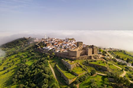 Monsaraz au-dessus des nuages ​​dans l'Alentejo, Portugal.