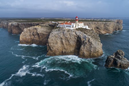 Un phare à flanc de falaise face à l'océan en Algarve