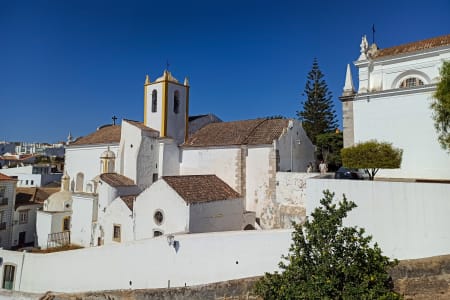 Une église traditionnelle blanche dans la ville de Tavira en Algarve