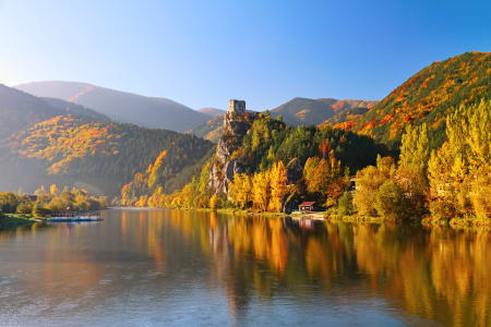 La rivière Váh à Strečno, près de Žilina, par une belle matinée d'automne, en Slovaquie.