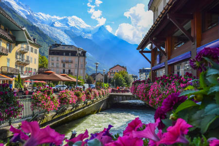 Vue de Chamonix, rivière Arve et massif du Mont Blanc, Hautes-Savoie