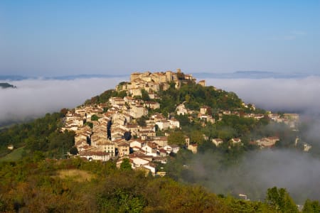 Village sur colline, mer de nuage, tarn