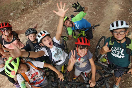 Une famille s'amuse à vélo dans les Gorges du Tarn