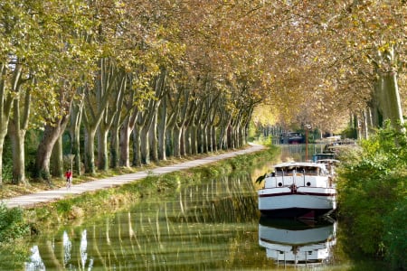 Canal du midi, avec bateaux longeant une piste cyclable, midi Pyrénées