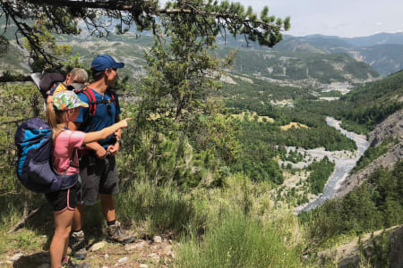 famille en randonnée dans le Mercantour