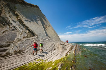 Randonneurs sur les rochers de la plage d'Itzurun, Pays Basque Espagnol