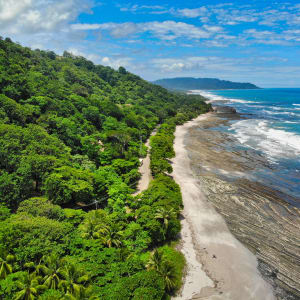 La côte du Costa Rica avec d'un côté la jungle et de l'autre l'océan pacifique