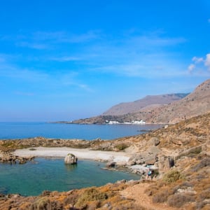 Randonneur au bord des criques du viage de Loutro, Crete