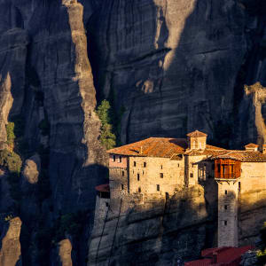 Vue sur le monastère de Roussanou bati sur un éperon rocheux, face à une falaise
