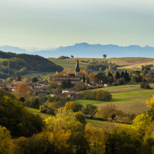 Village de Barran en automne dans le Gers, avec la chaîne des Pyrénées en arrière plan