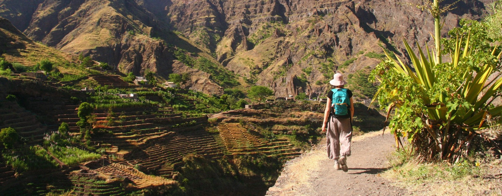 Randonneur dans les montagnes de Santo antao, cap-vert