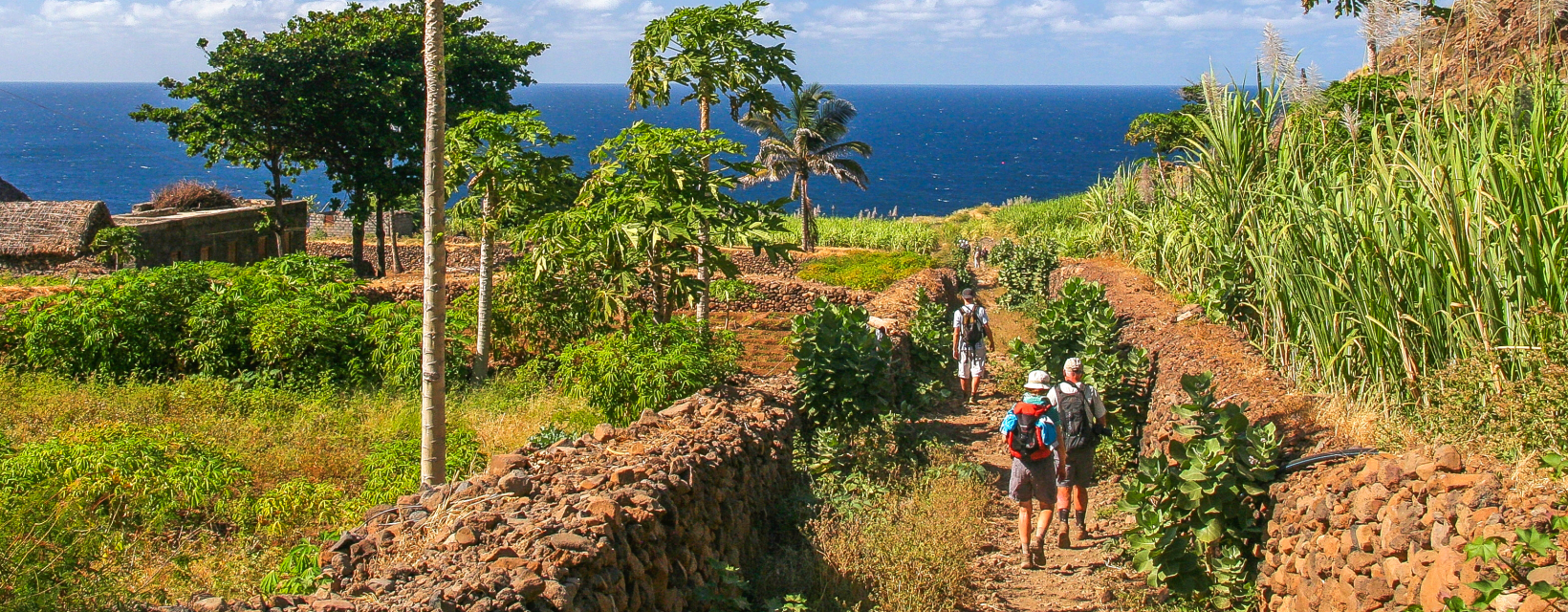 Randonneurs dans la vallée de Ribeira da Cruz