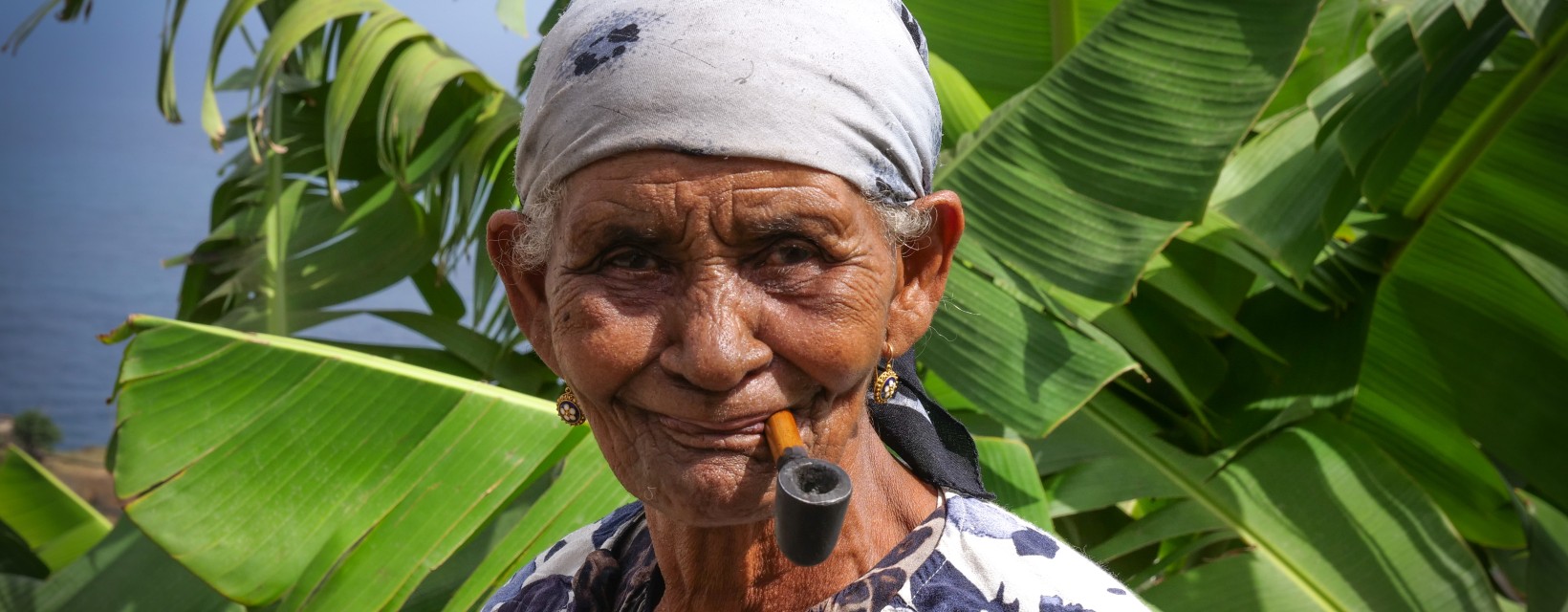 Vielle dame avec une pipe au cap-vert