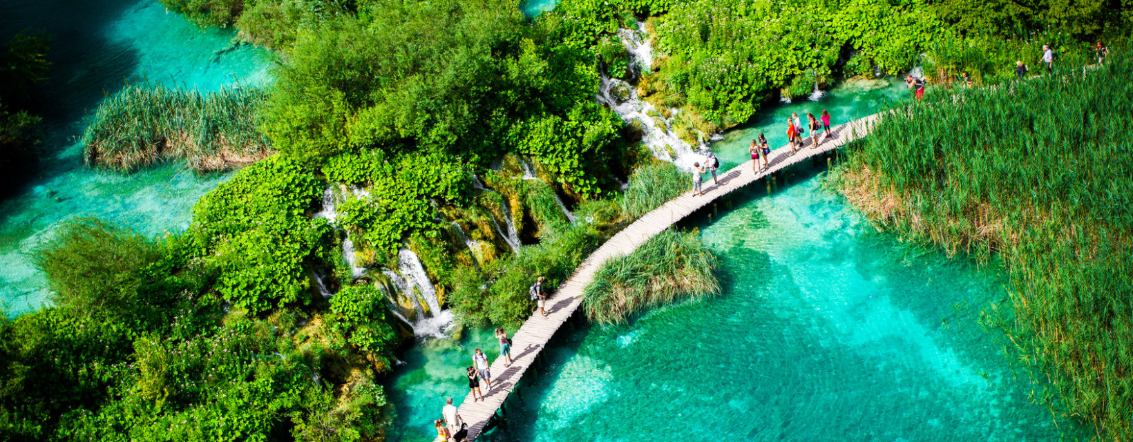Lac bleu dans le Parc national de Plitvice en Croatie