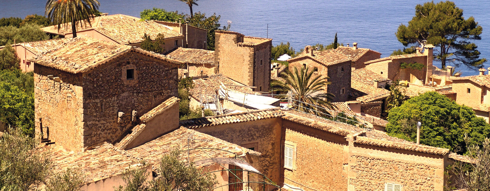 Village en pierres traditionnelles surplombant la mer Méditerranée à Majorque
