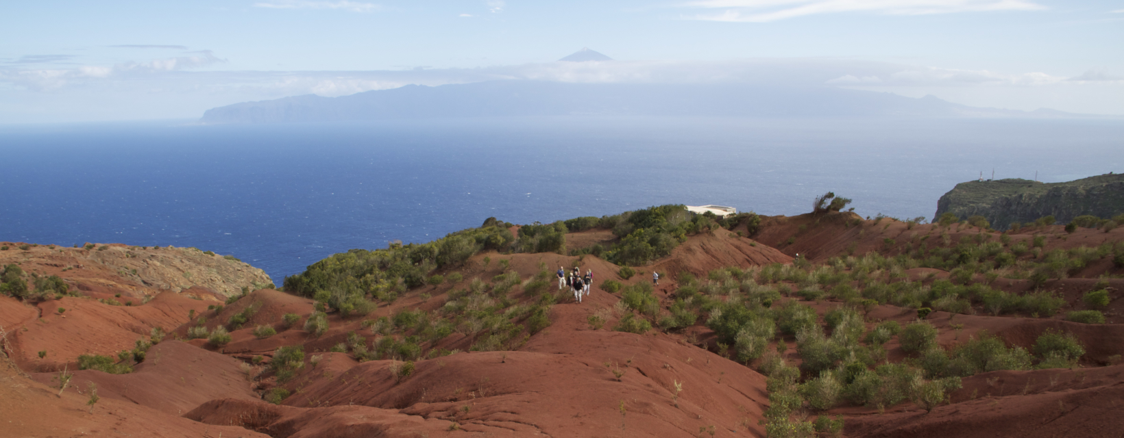 Panorama des dunes de sable rouge à la Gomera aux Canaries, avec l'océan en arrière-plan