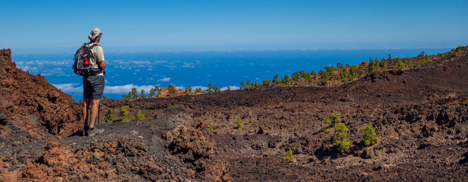 Randonneur sous la mer de nuage, ténérife, canaries
