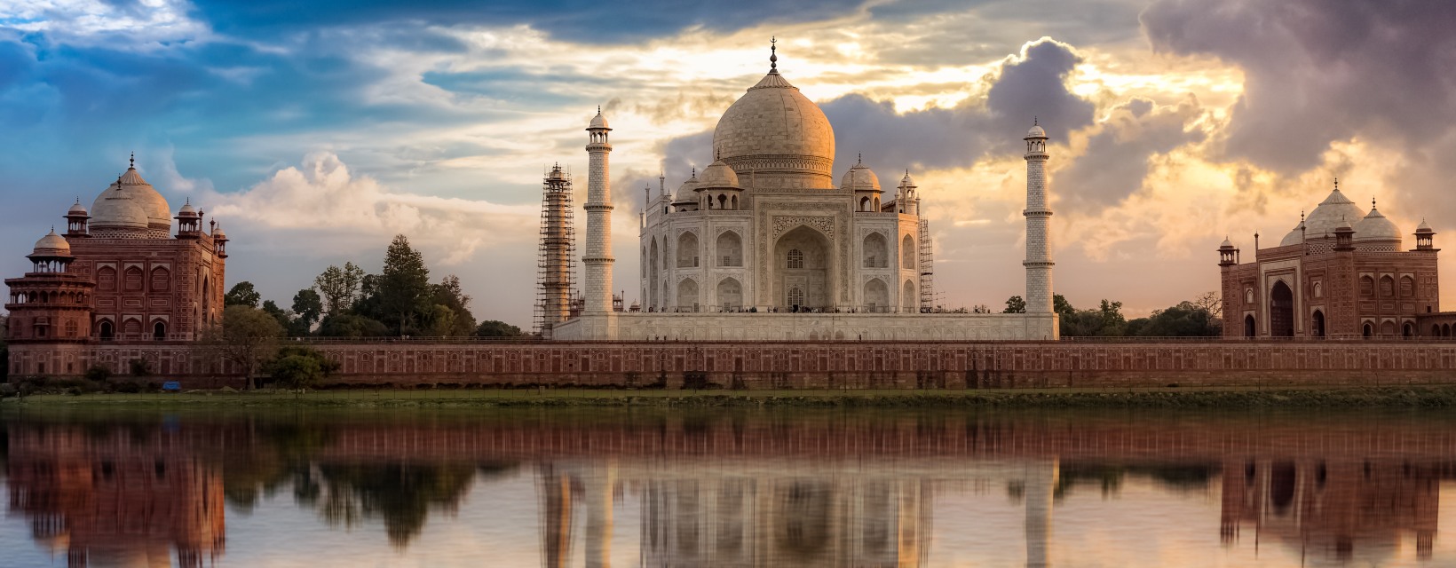 Le Taj Mahal en Inde se reflétant dans l'eau comme un miroir